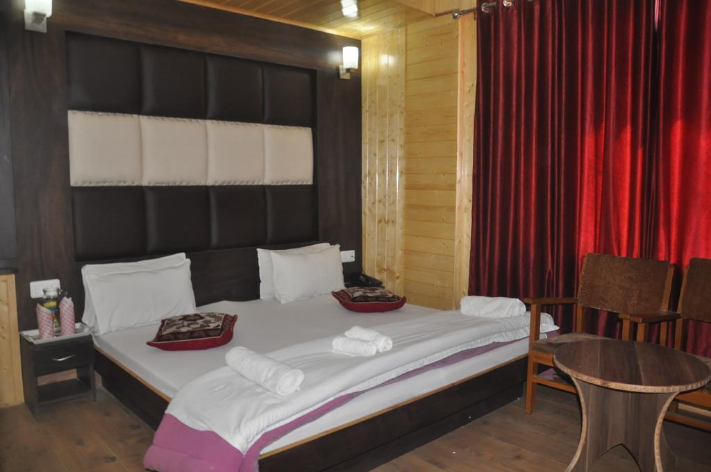 Hotel Azad Durgjan Pokoj fotografie