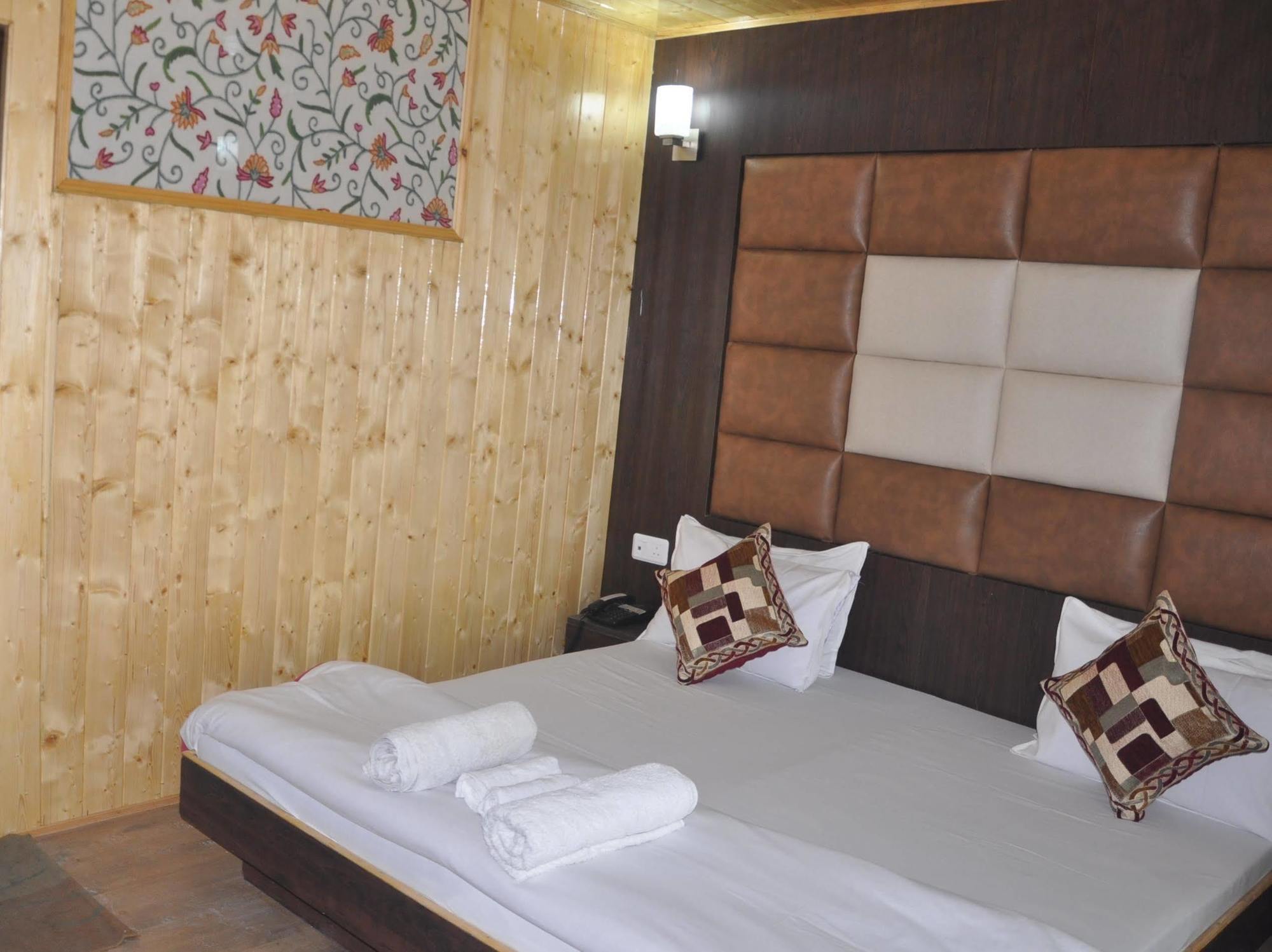 Hotel Azad Durgjan Exteriér fotografie